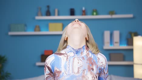 depressive, gestresste frau, die zu hause verrückt wird und schreit.