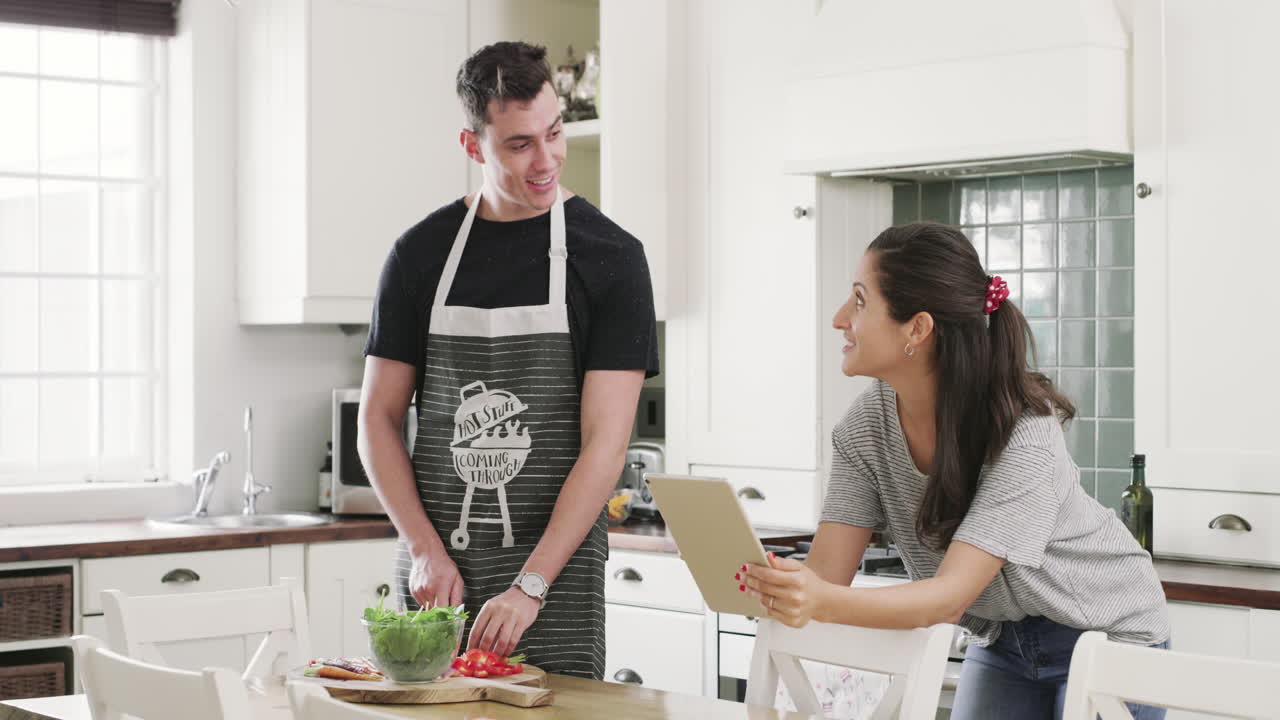 pareja cocinando juntos en la cocina