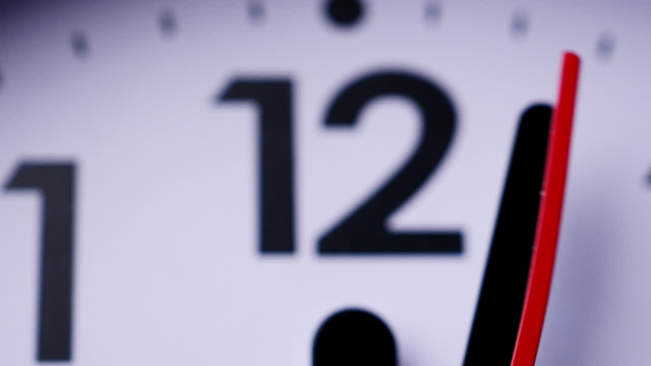 de cerca, el funcionamiento de la mano de segundo.