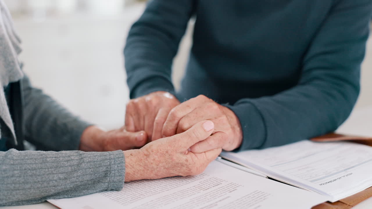 tomarse de la mano, el estrés y las finanzas con un anciano
