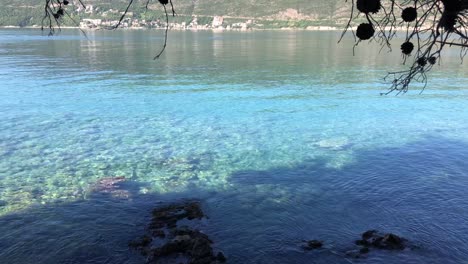 Sol-De-La-Mañana-Reflejándose-En-El-Agua-En-Herceg-Novi,-Montenegro