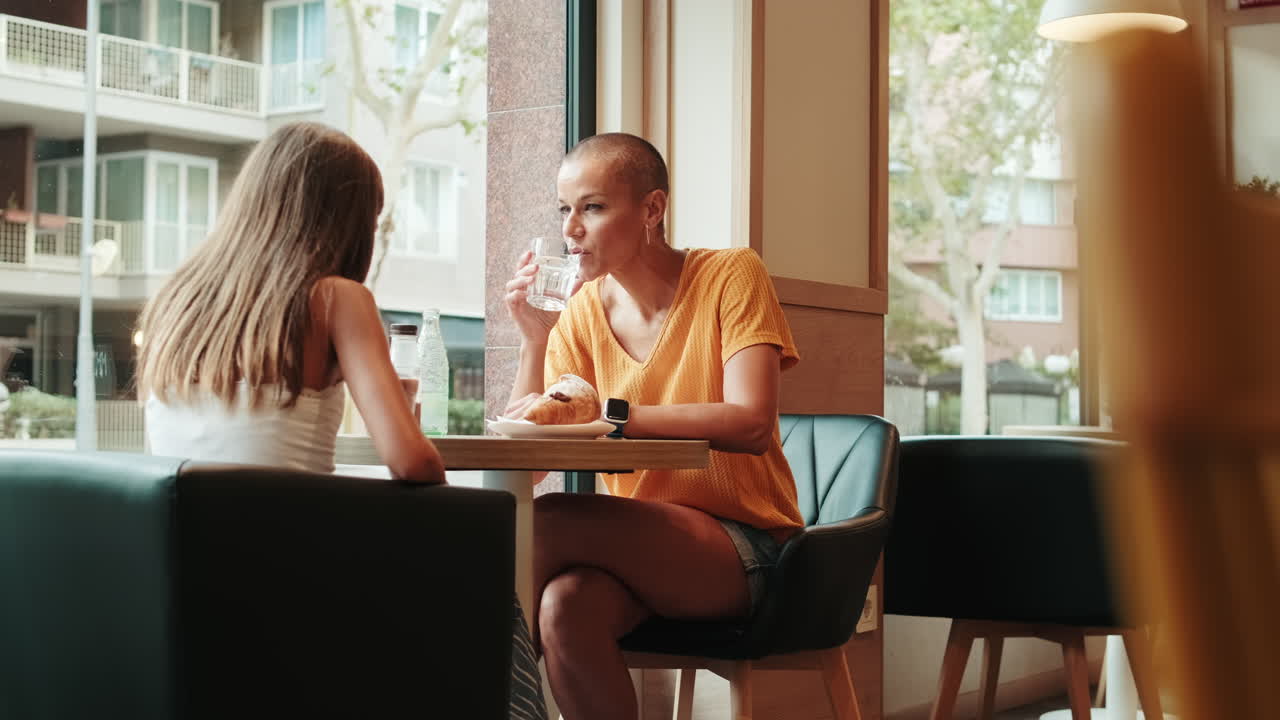 Mutter und Tochter unterhalten sich in einem Café