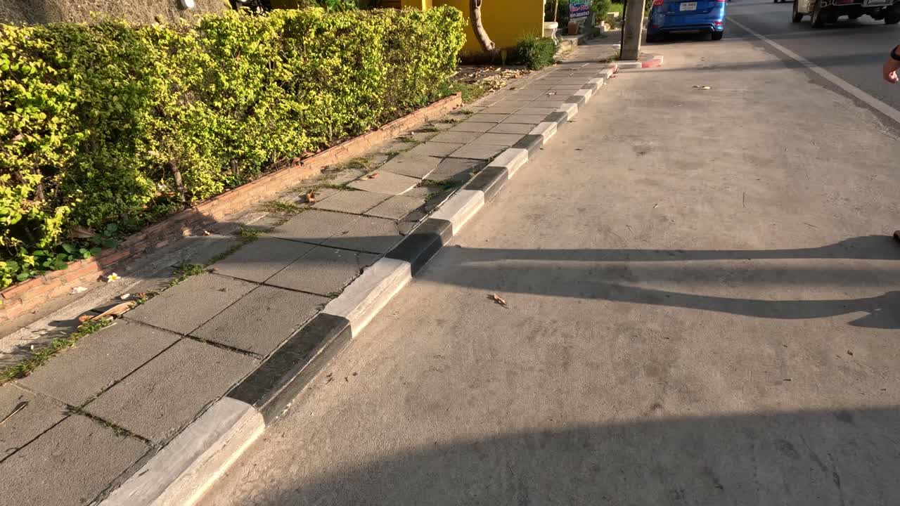 빛 아래로 보행길을 고 있는 사람.