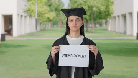 Trauriges-Indisches-College-Absolventenmädchen-Mit-Arbeitslosigkeitsbanner