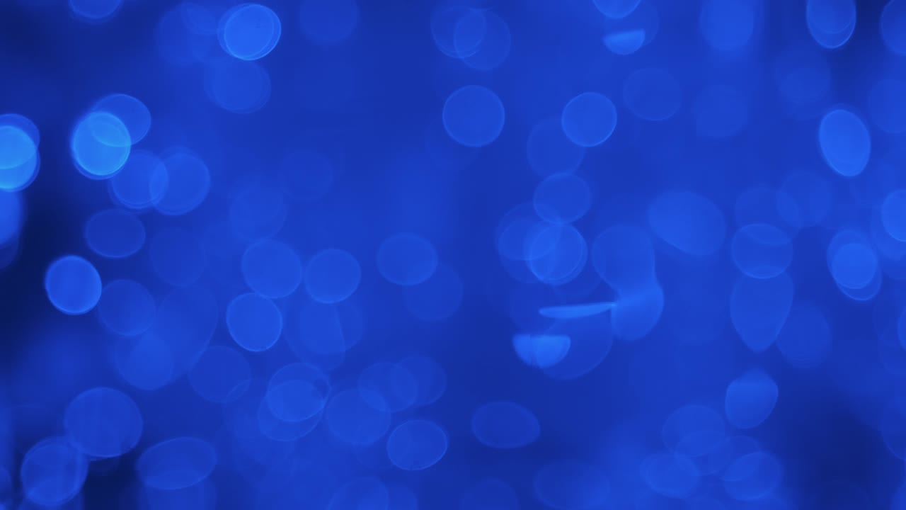 hermoso movimiento abstracto. luces brillantes azules en movimiento, reflejos de luz desenfocados. lente bokeh redonda, luces desenfocadas de llamarada.