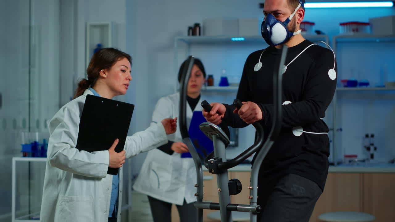 의사 연구원 팀이 인간의 지구력을 모니터링하고 있습니다.