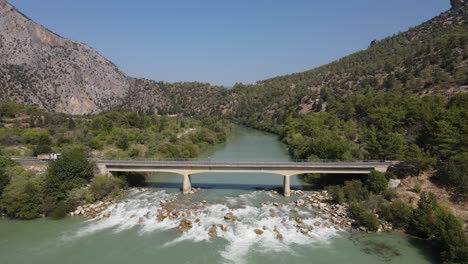 en el río de la naturaleza vista de avión no tripulado