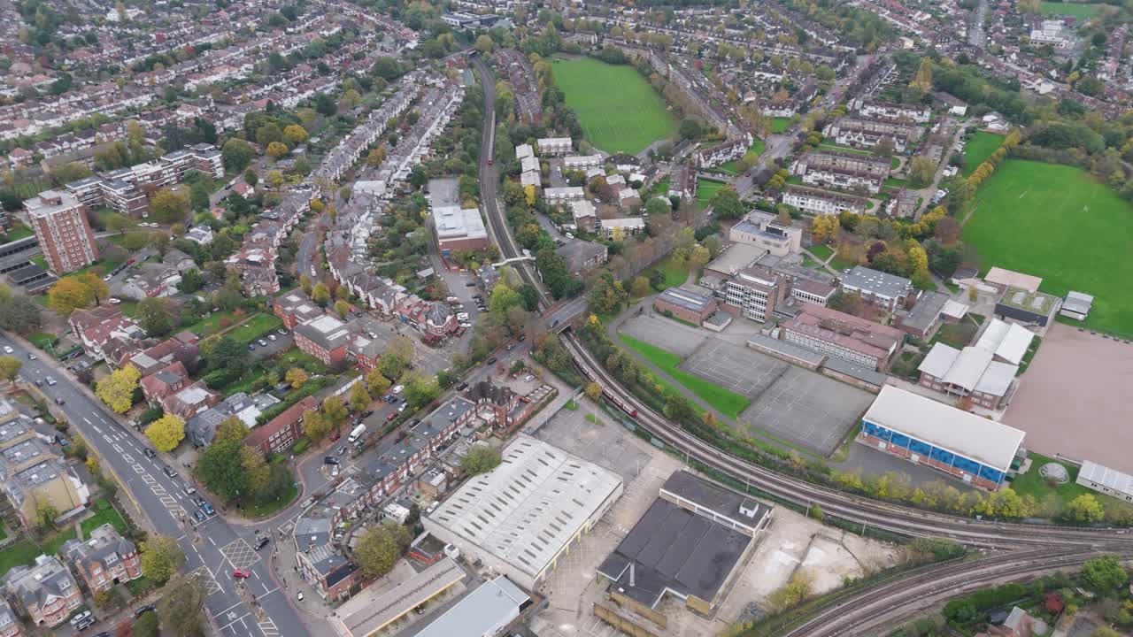 Vista aerea di un'area residenziale suburbana con scuola e binari del treno