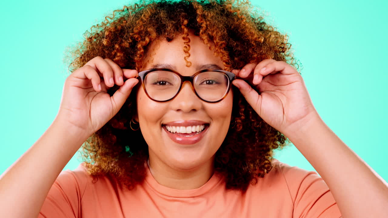 mujer negra feliz, rostro y visión