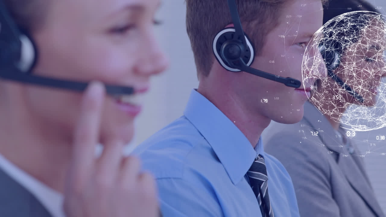 animación del globo sobre la gente de negocios usando auriculares de teléfono