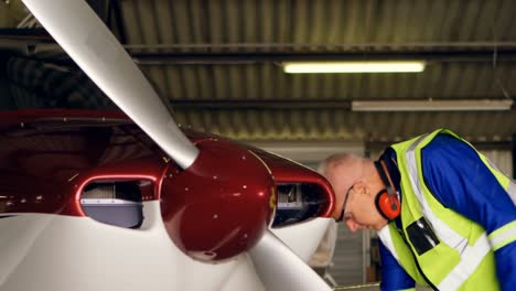 ingeniero arreglando una aeronave en el hangar 4k