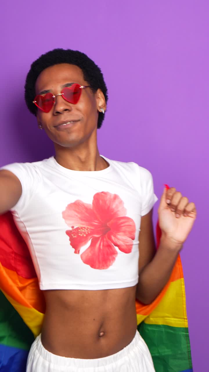 Celebração do orgulho LGBTQIAP+ com a bandeira do arco-íris