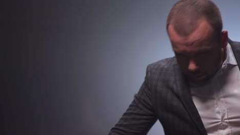 hombre de negocios ajustando la chaqueta