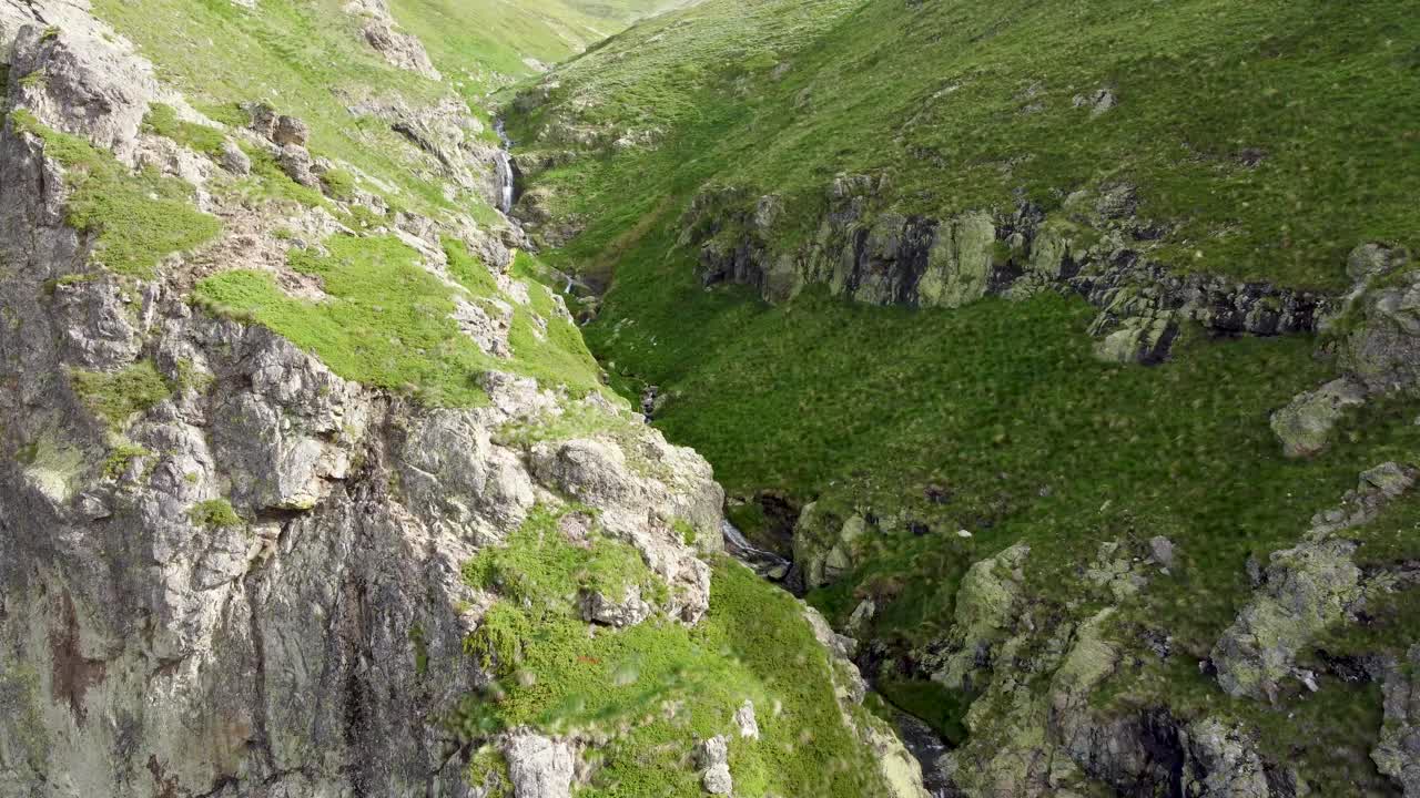 Danza Aerea di Acqua e Roccia: La Spettacolare Caduta di 125 Metri di Rayskoto Praskalo, vista dall'alto
