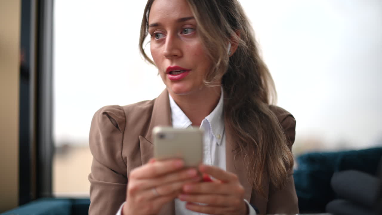 Donna che usa cuffie e parla al telefono in un ristorante
