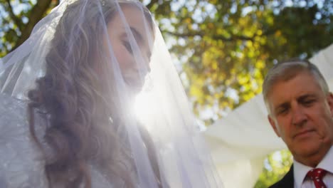 la mariée porte le voile et le prêtre bénit la mariée et le marié 4k 4k