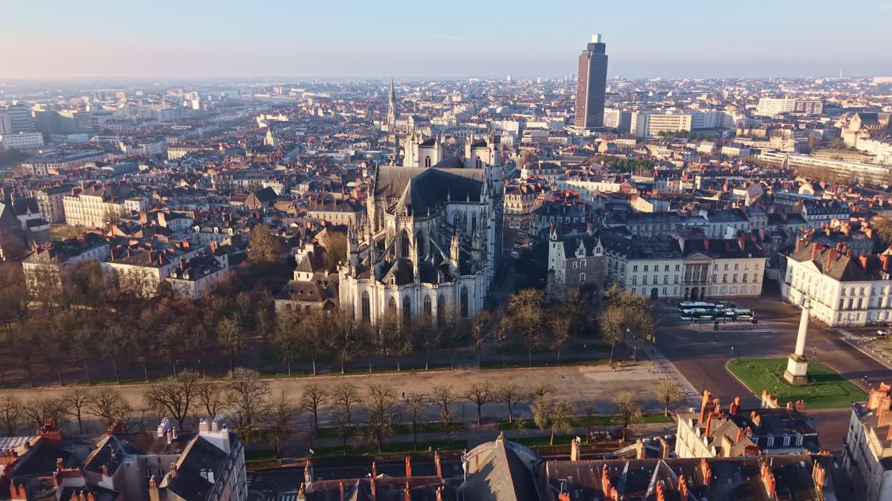 Vista aerea da drone sul centro della città di Nantes che mostra la Cattedrale dei Santi Pietro e Paolo vicino a Place Maréchal Foch e alla Colonna Luigi XVI, con la Torre della Bretagna e la Basilica di San Nicola visibili