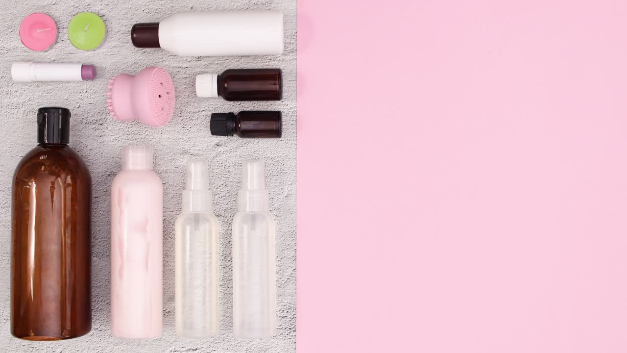 피부 관리 제품이있는 병은 테이블의 절반에 이동합니다. 움직임을 멈추십시오.