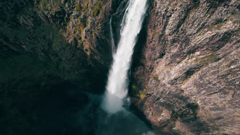 Filmische-Nahaufnahme,-Wallaman-Falls,-Queensland