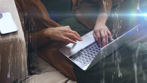red giratoria de conexiones contra la sección media de la mujer usando una tableta digital