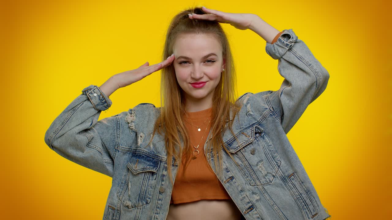 responsable chica elegante dando saludo escuchando la orden como si un soldado siguiendo la disciplina obedeciendo