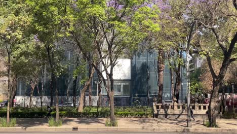 Tiro-A-Cámara-Lenta-De-La-Avenida-Paseo-De-La-Reforma-Con-Oficinas-Abandonadas-Detrás