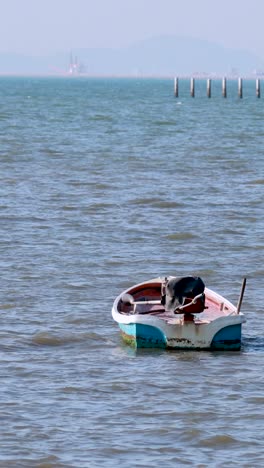 un barco se deriva suavemente en el mar de pattaya