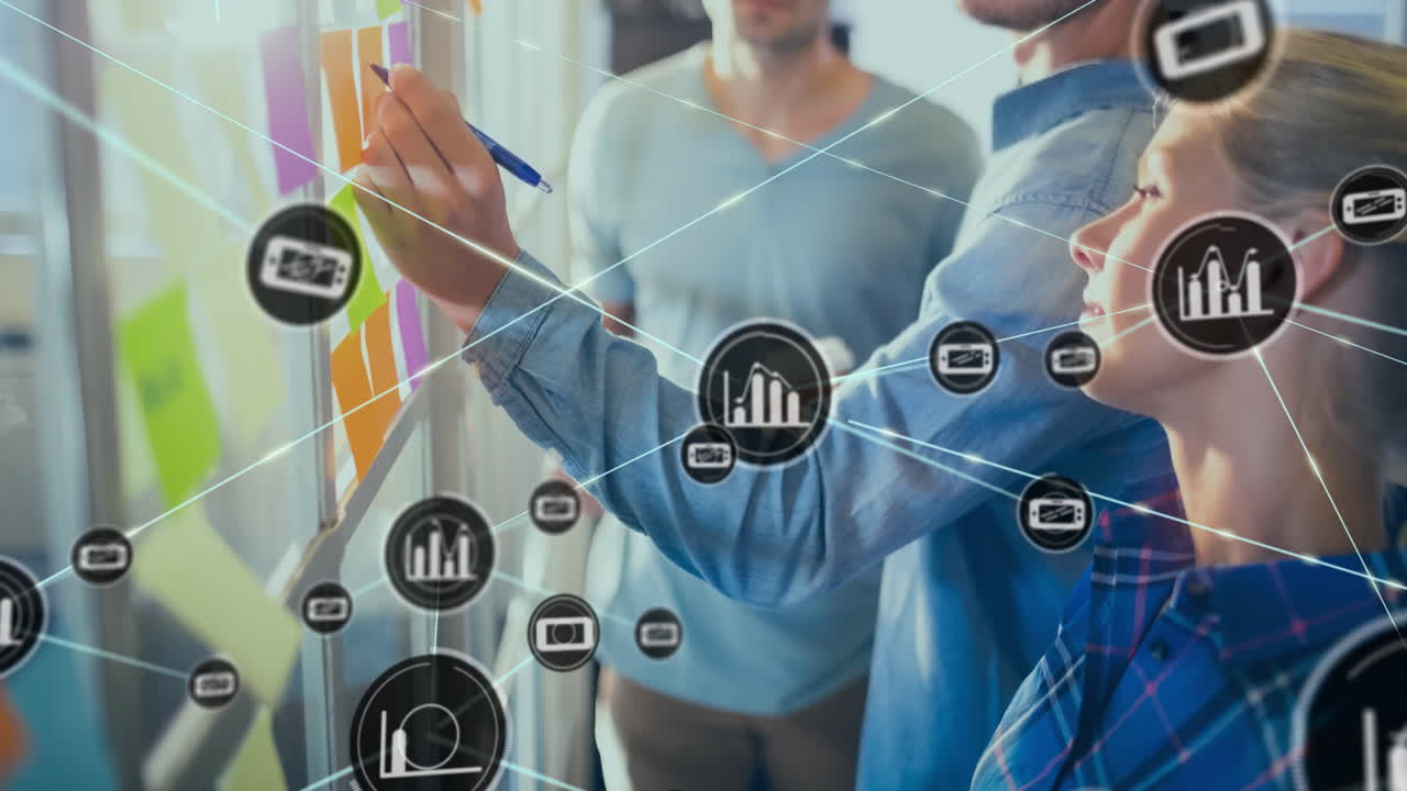 animación de iconos conectados sobre un hombre caucásico sosteniendo una taza de café explicando la estrategia a sus compañeros de trabajo