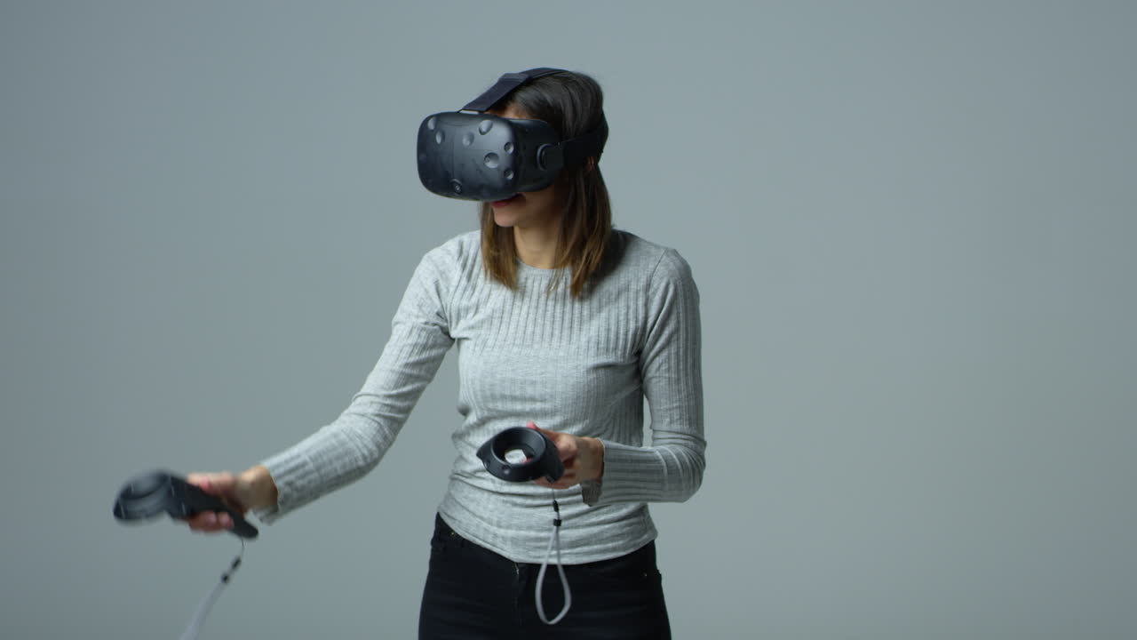 mujer con auriculares de realidad virtual en un estudio filmado en r3d