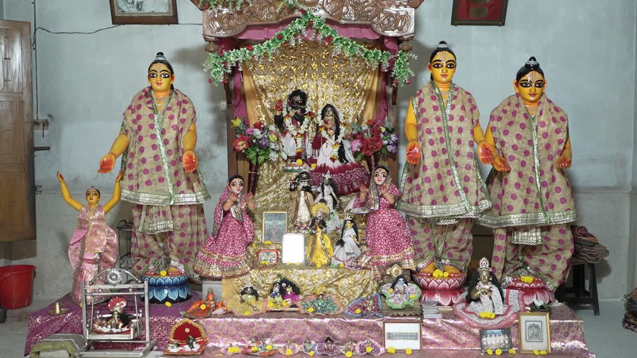 el ídolo de la deidad hindú señor krishna ha sido reemplazado dentro del templo