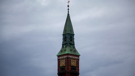 Kopenhagener-Uhrturm-Im-Zeitraffer---Bewölkter-Tag-Im-Herbst