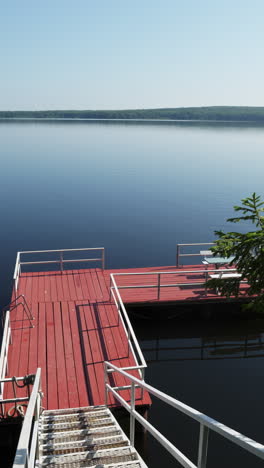 un muelle de madera roja en un lago tranquilo