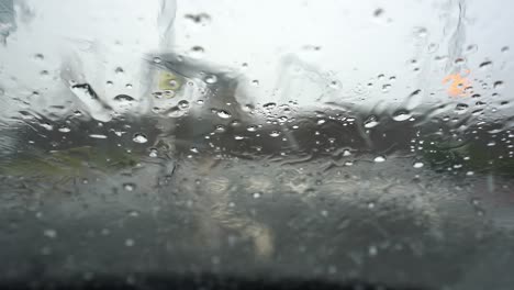 Starker-Regen,-Hagel-Und-Hagel-Auf-Der-Windschutzscheibe-Machen-Die-Sicht-Schlecht-Und-Die-Fahrbedingungen-Gefährlich-Und-Unvorhersehbar