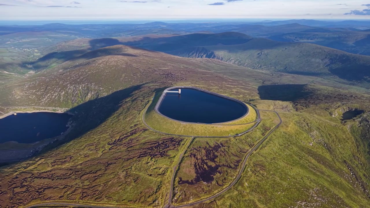 Luftfoto i den gyldne time af Turlough Hill pumpekraftværksreservoir, Wicklow-bjergene, Irland.
