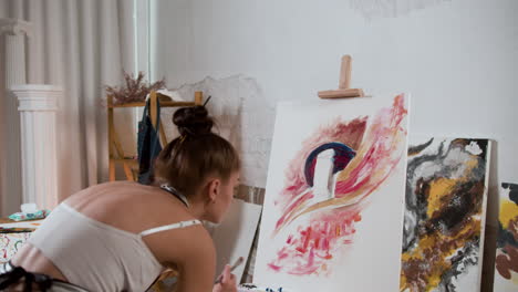 Artista-Femenina-Pintando-En-El-Interior