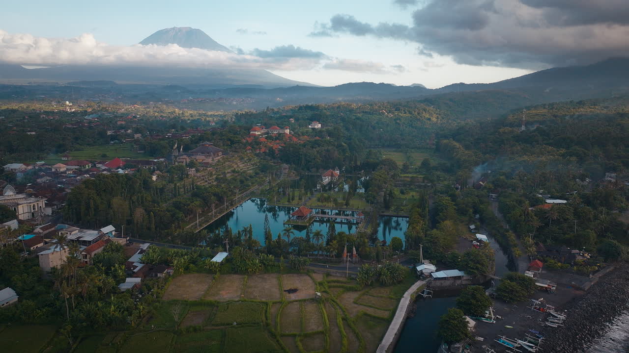 atracción turística de punto de referencia indonesio, naturaleza, amanecer de la mañana, aéreo