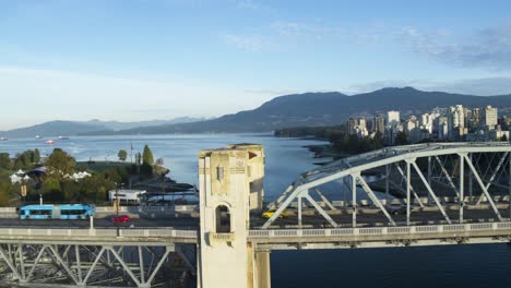 4K-Luftaufnahmen-Der-Burrard-Street-Bridge-In-Vancouver-Während-Des-Morgens,-Der-Sich-Von-Links-Nach-Rechts-über-Das-Brückendeck-Bewegt
