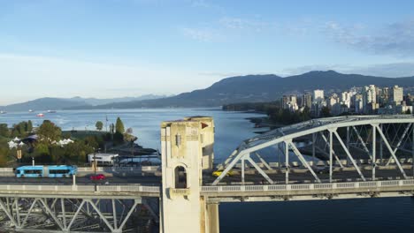 Imágenes-Aéreas-De-4k-Del-Puente-De-La-Calle-Burrard-En-Vancouver-Durante-La-Mañana-Moviéndose-De-Izquierda-A-Derecha-A-Través-De-La-Cubierta-Del-Puente