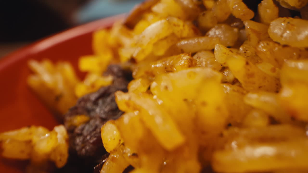 primer plano de un plato de arroz frito