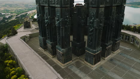 Gemeißelte-Reliefs-Auf-Säule-Der-Chronik-Von-Georgia-Denkmal-In-Tiflis