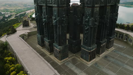relieves esculpidos en el pilar del monumento de la crónica de georgia en tbilisi