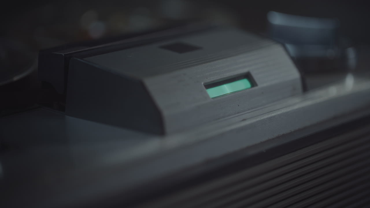 el espía escucha grabaciones discretas.