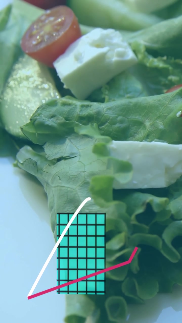 Câmera recuando revelando salada montada, barras animadas entrando no terço inferior mostrando nutrição