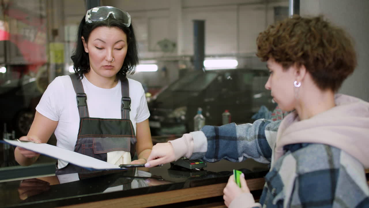 고객이 정비사에게 돈을 지불함