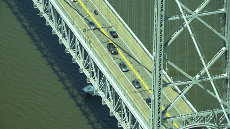 lucht close-up van de brug met verkeer en een boot zeilen