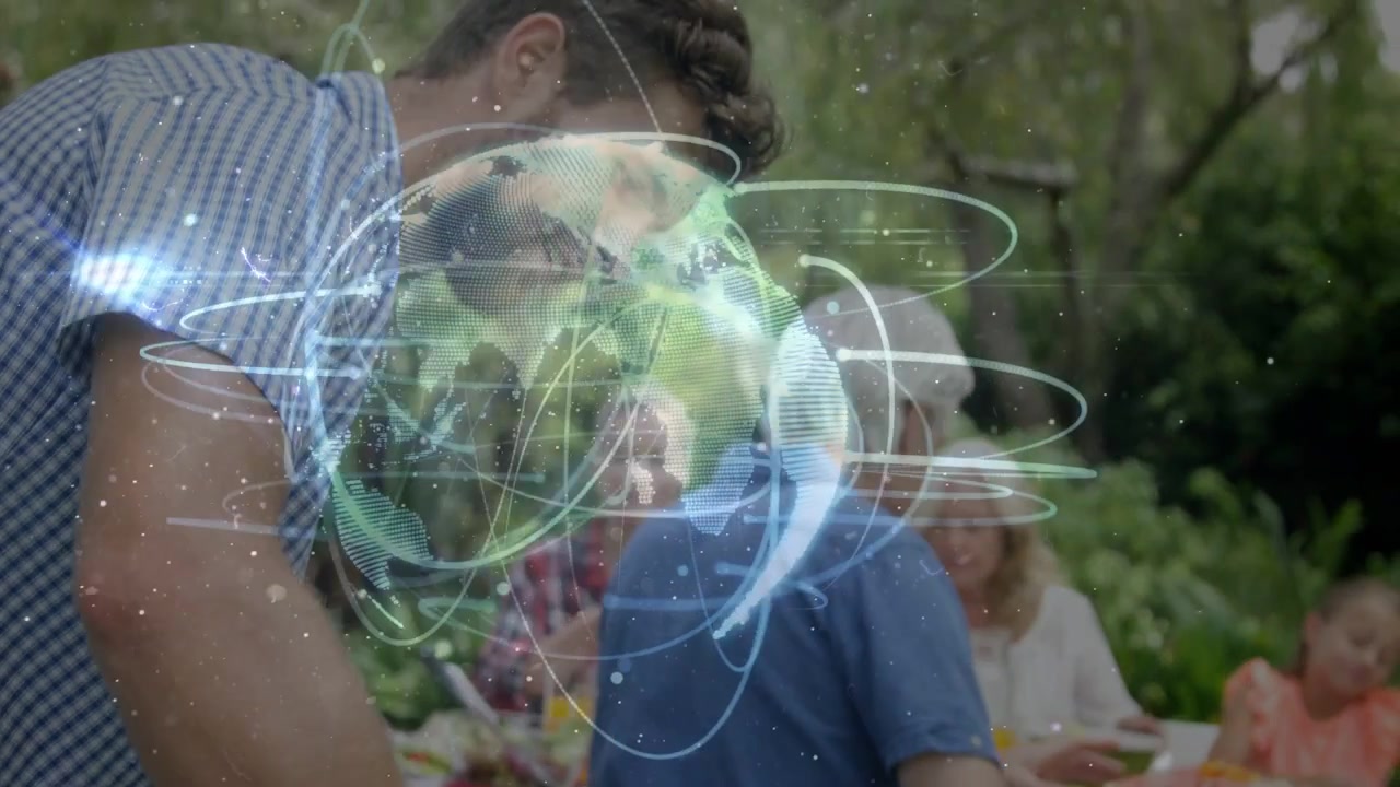 Uomo che griglia spiedini in giardino, un globo appare gradualmente sopra la griglia come overlay tecnologico, famiglia che serve i piatti.