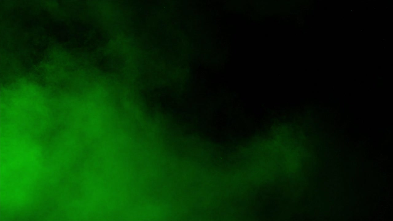 Realistisk grøn røg, tåge eller dis driver og hvirvler på sort baggrund. Ideel til overlejringer, special effects og til at skabe en mystisk, giftig, radioaktiv eller magisk atmosfære.