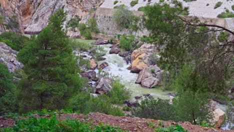 Riachuelo-En-Caminito-Del-Rey,-Al-Sur-De-España