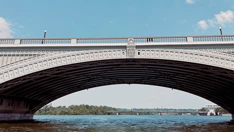 Blick-Auf-Die-Arlington-Memorial-Bridge-Vom-Potomac-River-Aus-Mit-Blick-Auf-Das-Boot-Und-Den-Vorbeiflug-Eines-Flugzeugs-Am-Himmel-In-Washington-D