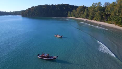 Longtailboot-Overflight-Flyover-Drone-Agradable-Vista-Aérea-Superior-Vuelo-Ko-Kut-Barco-En-Bay-Lagoon-Beach,-Tailandia-Verano-2022